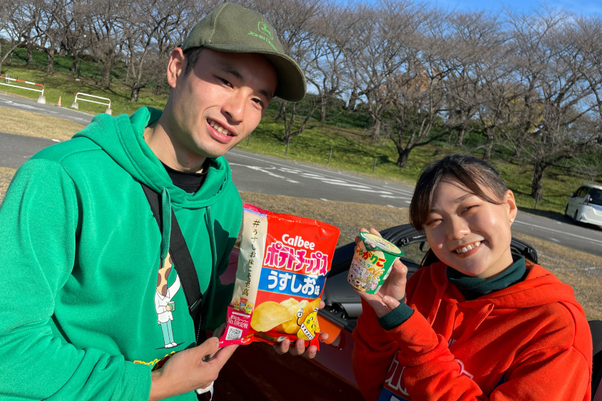 お菓子を持つ『おかしな夫婦のくらし。』さん