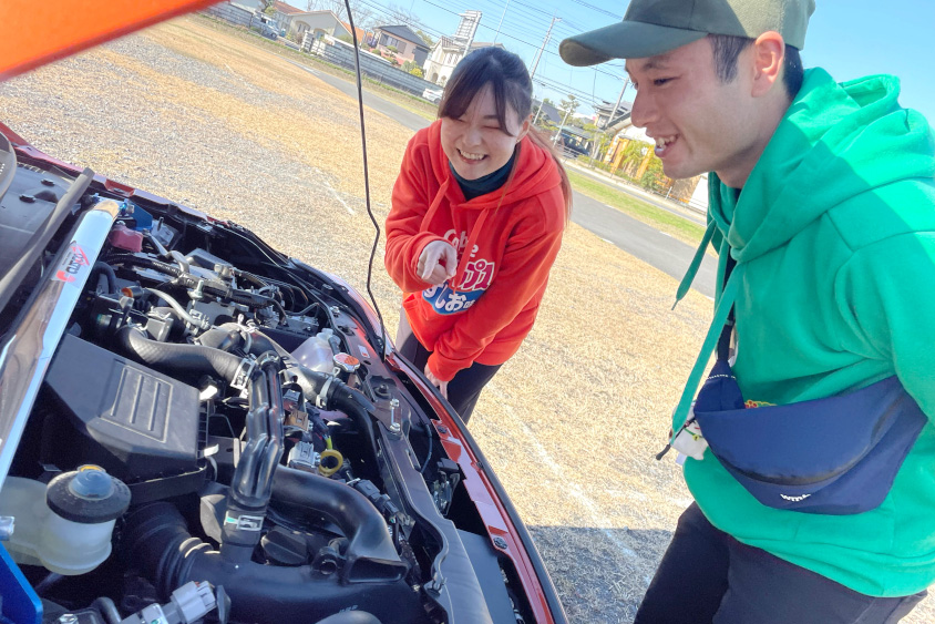 ダイハツ・コペン セロのエンジンルームを覗く『おかしな夫婦のくらし。』さん