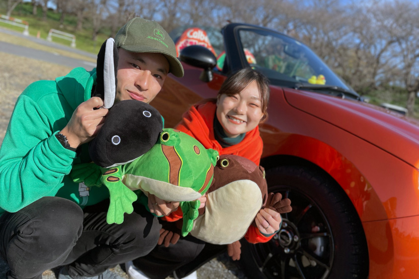 カエルのぬいぐるみを持つ『おかしな夫婦のくらし。』さん