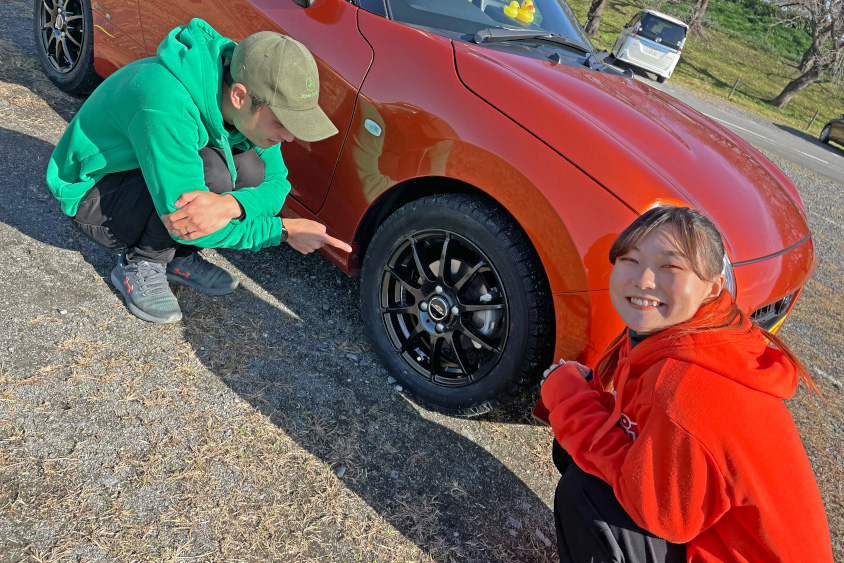 ダイハツ・コペン セロのホイールを指す『おかしな夫婦のくらし。』さん