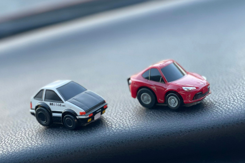 トヨタ・AE86と86のおもちゃ