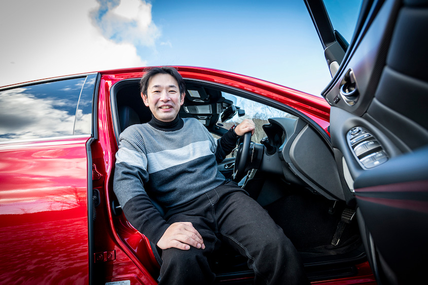 日産・スカイライン400Rと笑顔の田畑さん