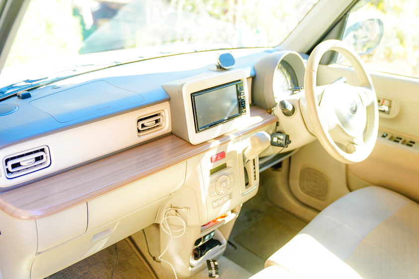 スズキ・アルトラパンの運転席