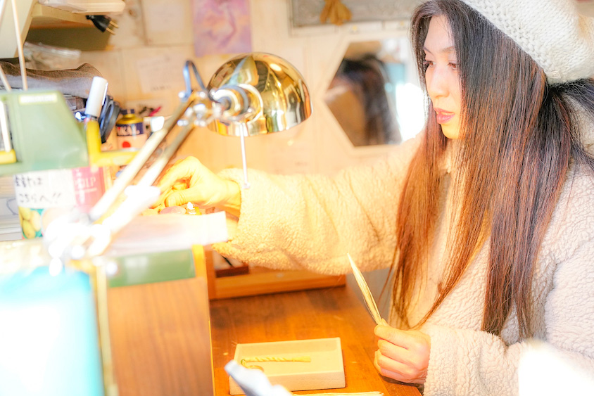 ジュエリーを制作するkimiさん