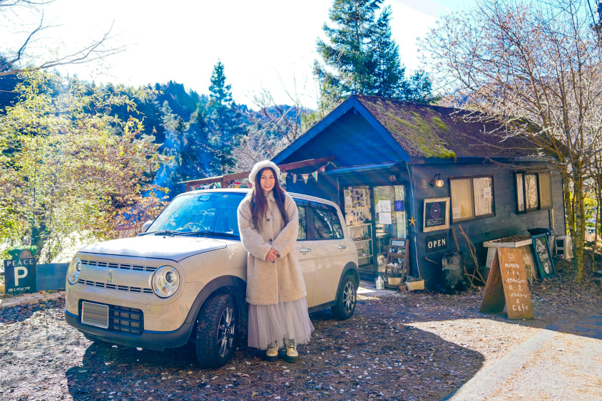 『minure』の前でスズキ・アルトラパンとkimiさん