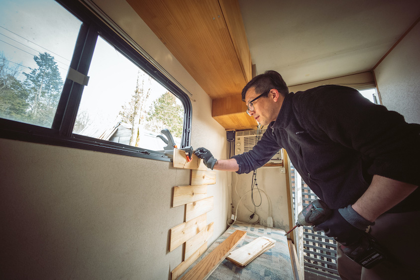 トヨタ・ハイラックスをリペアする宮本さん