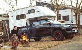 「旅するサラリーマン」は、トヨタ ハイラックスにピックアップキャビンを載せる