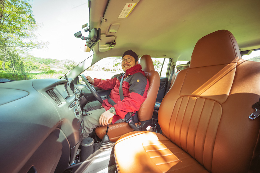 トヨタ・プロボックスの運転席に座る石井良さん