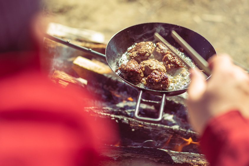 石井良さんの野営の調理風景