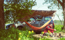 トヨタ プロボックスで“野営”に行く元自衛官が、車中泊ではなくハンモックを選ぶ理由