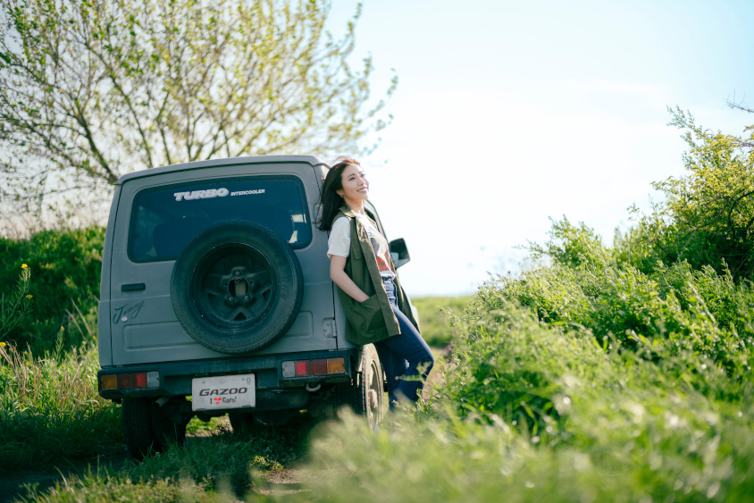 スズキ・ジムニーとオーナーの榊萌美さん