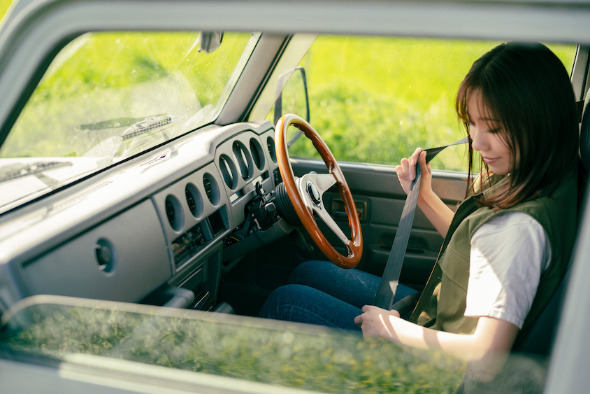 スズキ・ジムニーの運転席に座る榊萌美さん