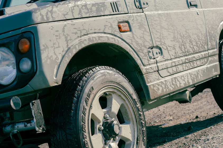 オフロード走行した後のスズキ・ジムニー