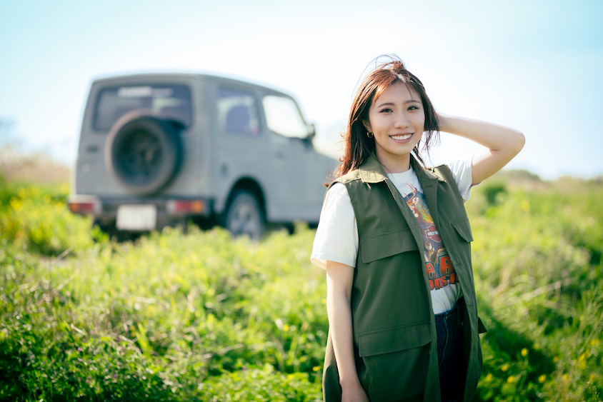 スズキ・ジムニーと笑顔の榊萌美さん