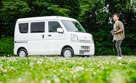 まるで隠れ身の術！？　城址を追う写真家が目立たず撮影をするために選んだ白いスズキ エブリイ