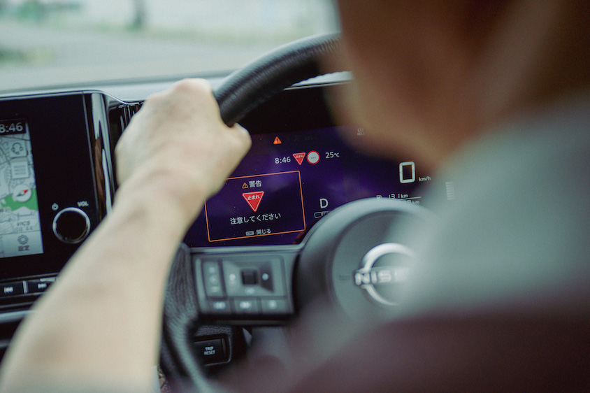 日産・ノートの警告が表示されたディスプレイ