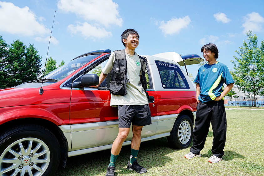 三菱・RVRオープンギアの前で笑顔を見せる小野康太郎さんと小野健太郎さん