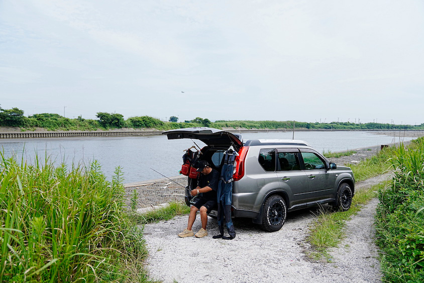 日産・エクストレイルとプロアングラーの遠藤真一さん