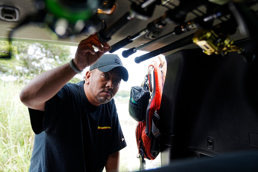 日産・エクストレイルに釣り竿をしまう遠藤真一さん
