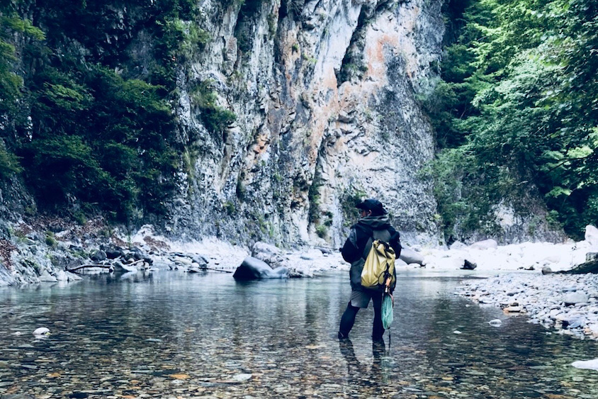 川釣りをする遠藤真一さん