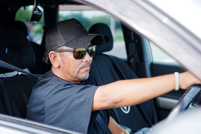 日産・エクストレイルを運転するプロアングラーの遠藤真一さん