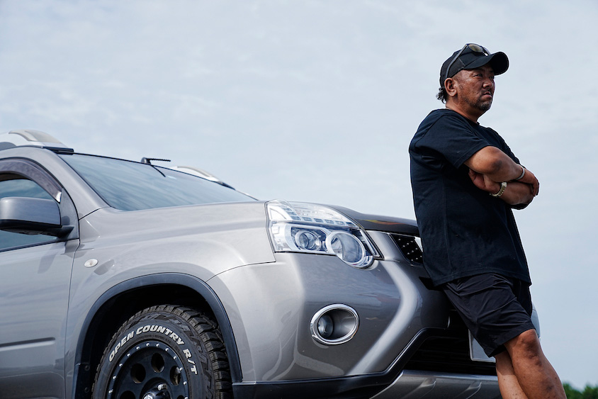 日産・エクストレイルと川を眺める遠藤真一さん