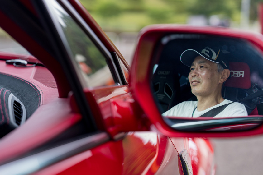 トヨタ・C-HRのミラー越しのオーナーさん