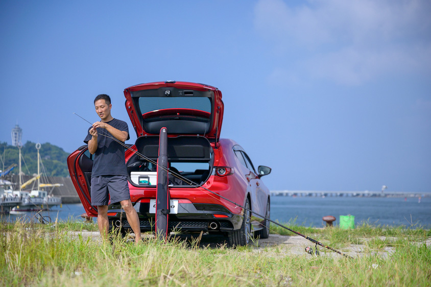 マツダ・MAZDA 3ファストバックで釣りをするオーナー