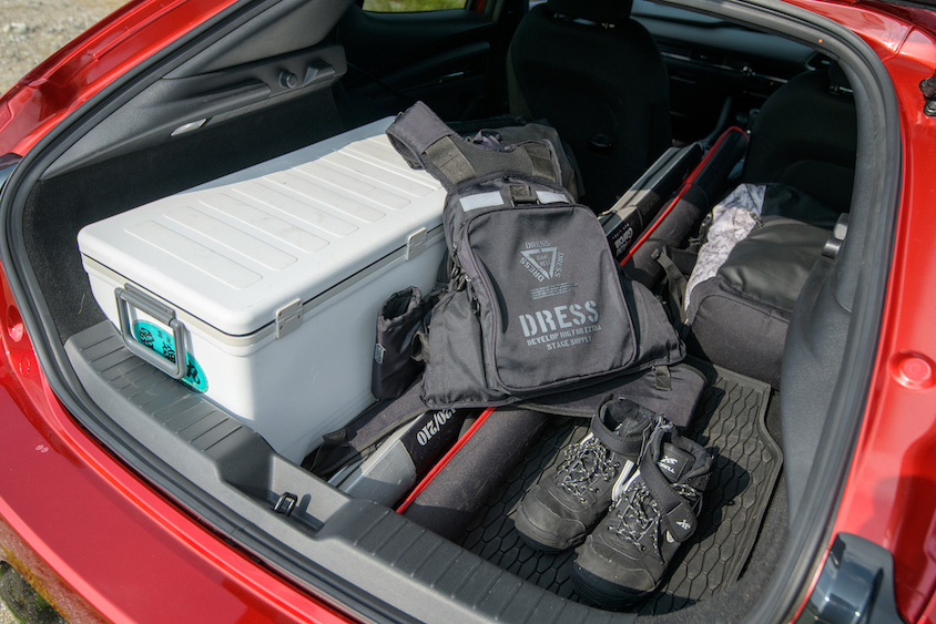 マツダ・MAZDA 3ファストバックのラゲッジルームの釣り道具