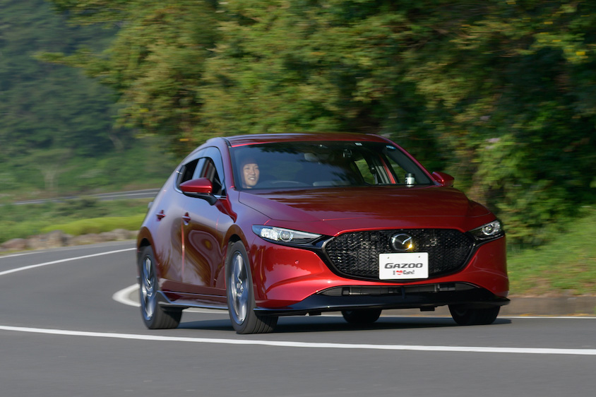 走行するマツダ・MAZDA 3ファストバック