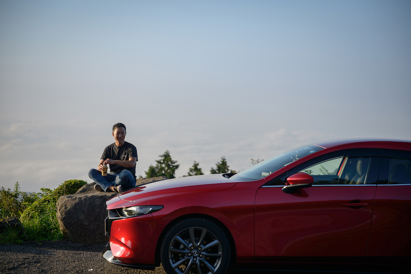 マツダ・MAZDA 3ファストバックを眺めるオーナーの颯さん
