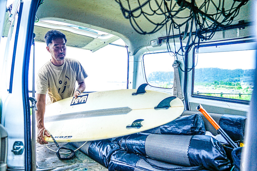 スズキ・エブリイにサーフボードをしまう塚越さん