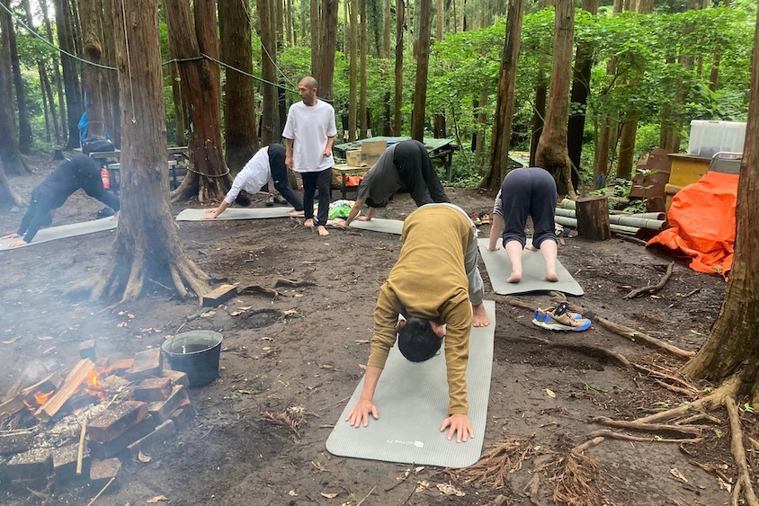 男性だけでヨガをしている様子