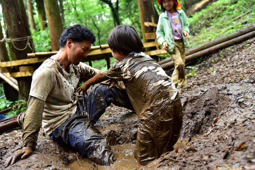 泥だらけで子供遊ぶ塚越さん