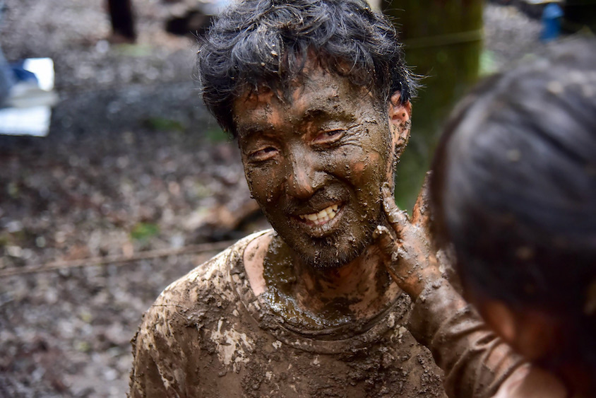 顔まで泥だらけの塚越さん