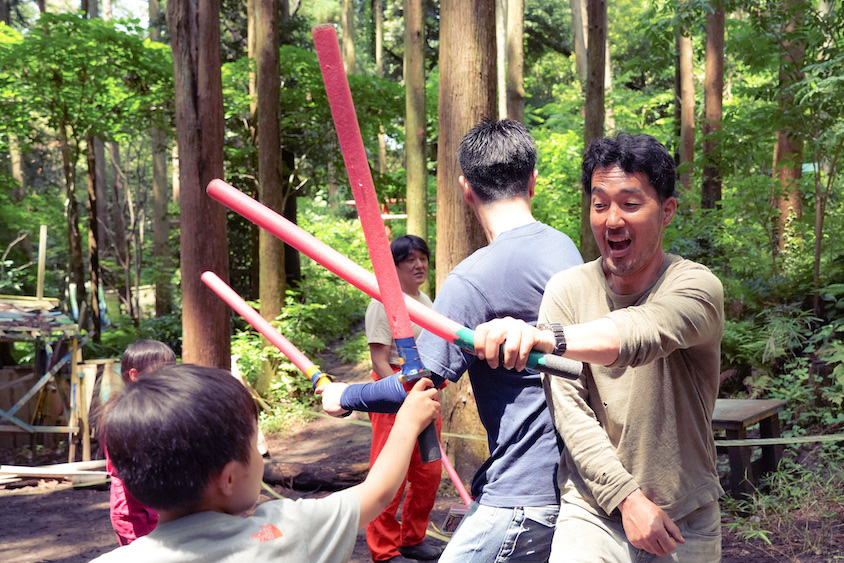 チャンバラを子供楽しむ塚越さん