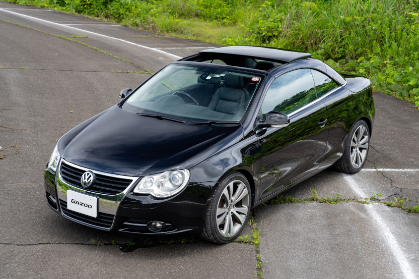 ルーフの閉じたフォルクスワーゲン・イオス