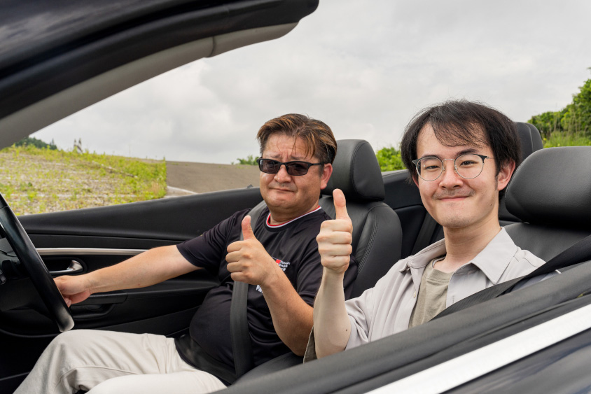 フォルクスワーゲン・イオスでポーズをとるオーナーさん親子