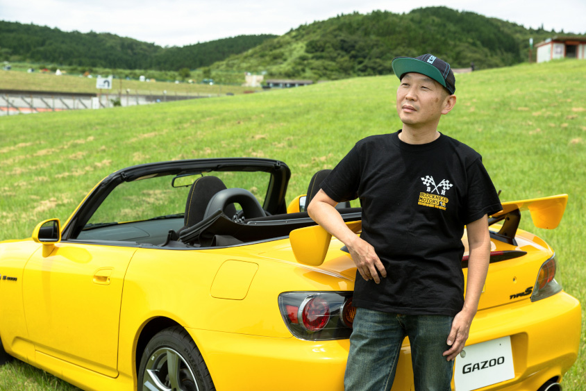 ホンダ・S2000と遠くを見つめるオーナー