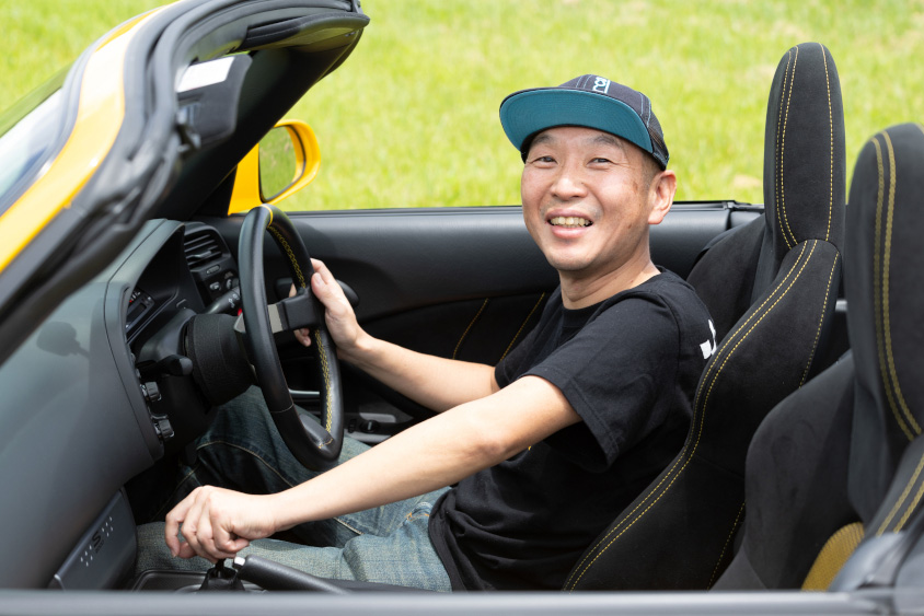 ホンダ・S2000の運転席に座る笑顔のオーナー