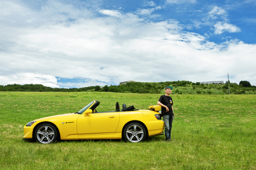 広い空と草原とホンダ・S2000