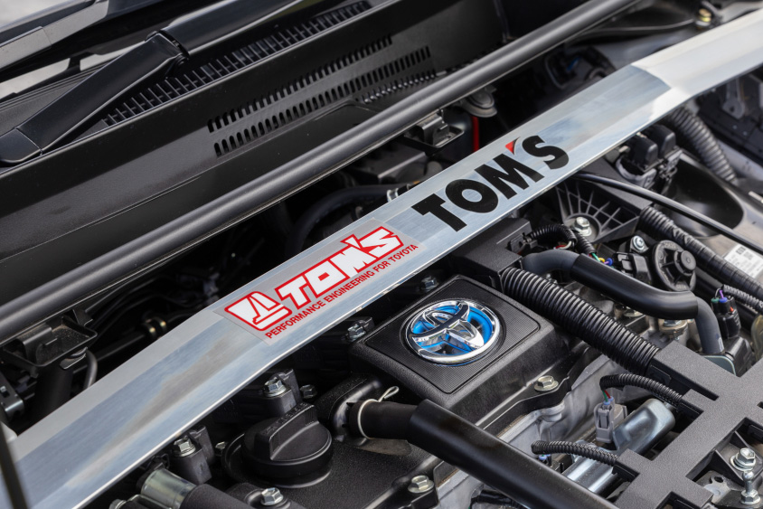 トヨタ・カローラスポーツのエンジンルーム