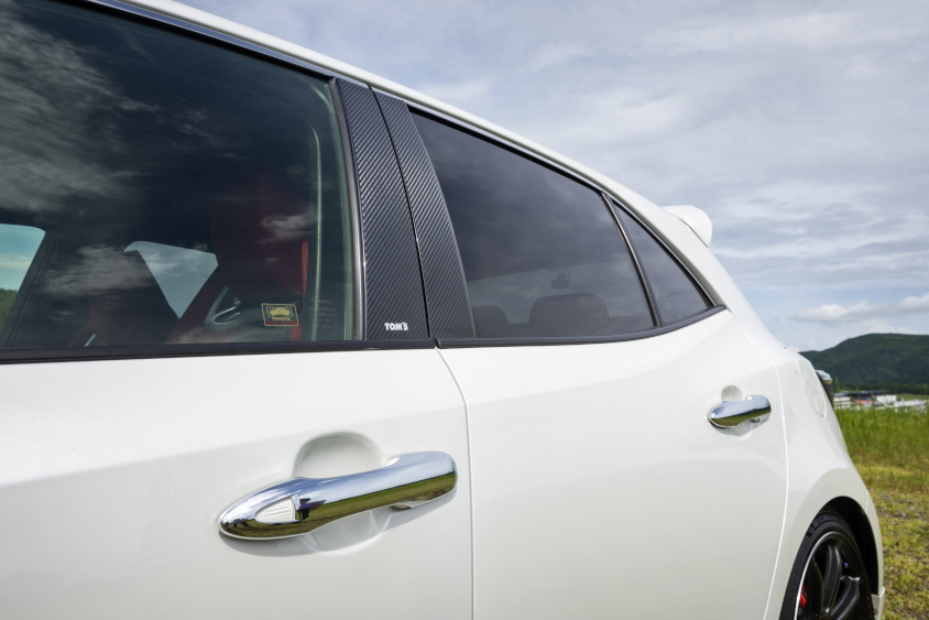 トヨタ・カローラスポーツのピラーのカーボンパーツ