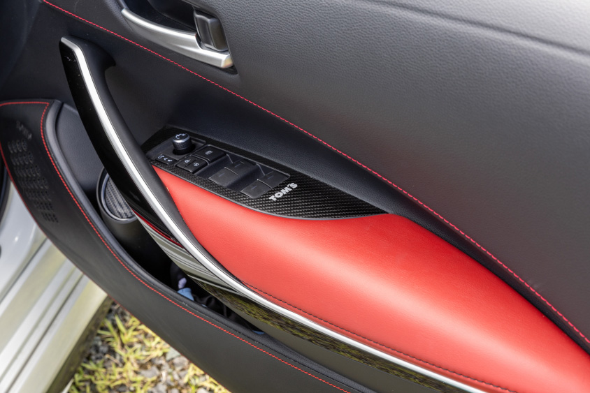 トヨタ・カローラスポーツのドアパネルのシート