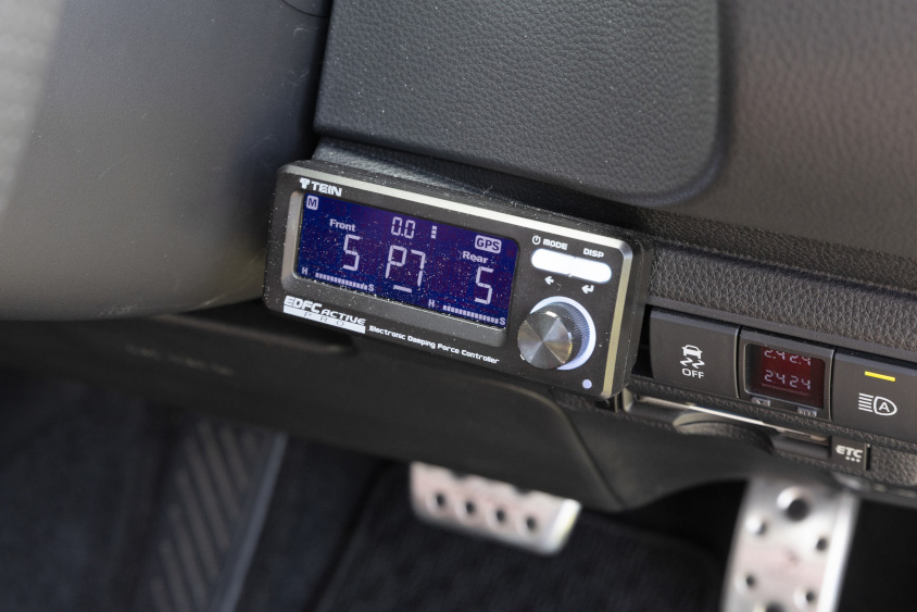 トヨタ・カローラスポーツに装着したテインの車高調のEDFC