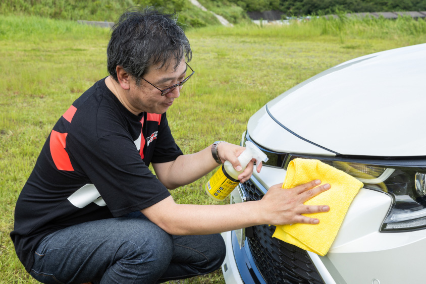 トヨタ・カローラスポーツを洗車するオーナーさん
