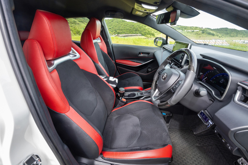 トヨタ・カローラスポーツの運転席