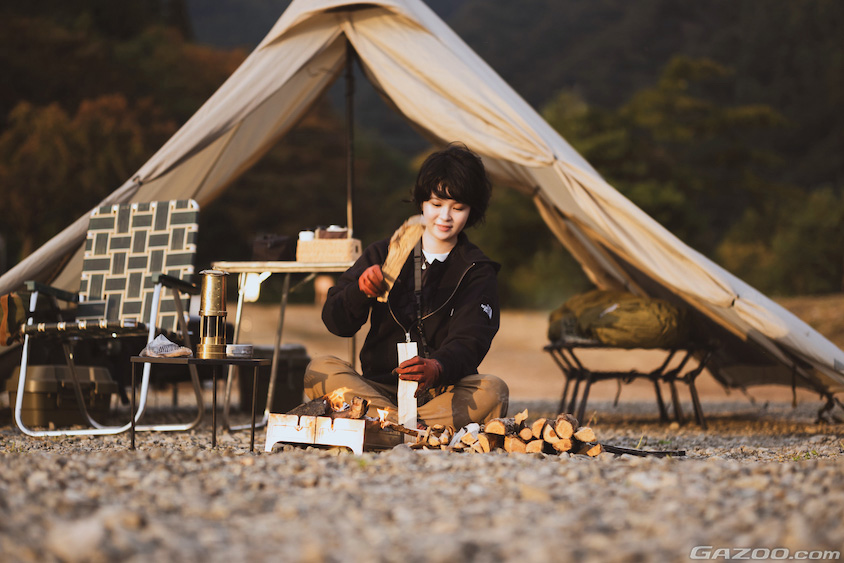 マツダ・MAZDA 2で行くソロキャンプで薪割り