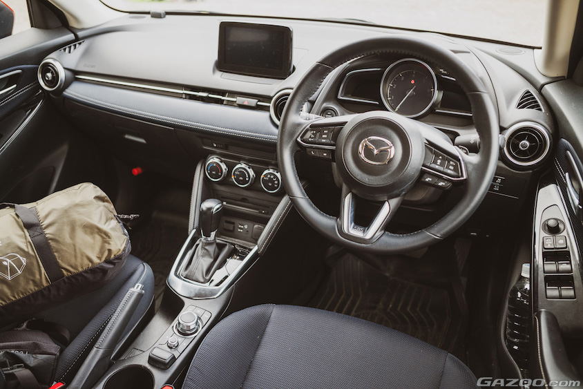 マツダ・MAZDA 2の運転席
