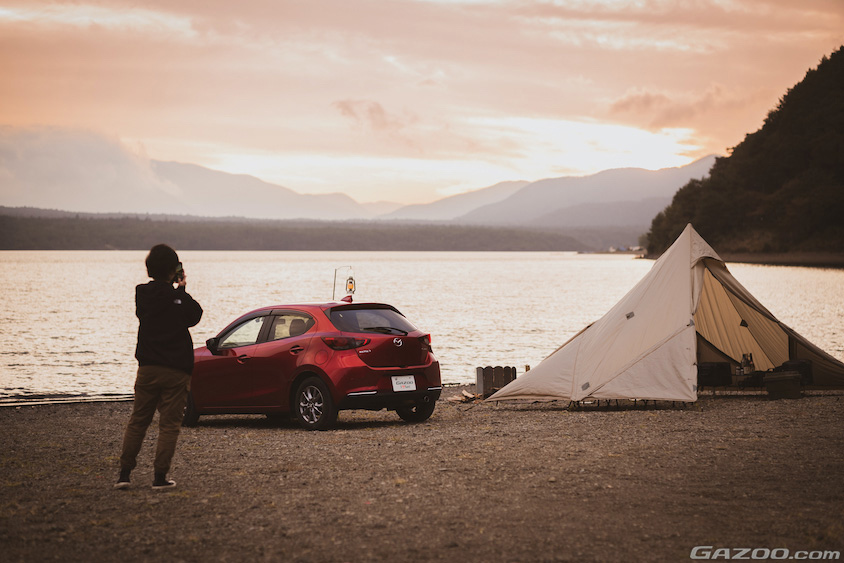 マツダ・MAZDA 2とソロキャンプと夕日